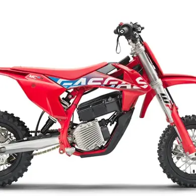 Seitenansicht der GASGAS MC-E 3 2024, ein elektrisches Offroad-Motorrad für Kinder, auf weißem Hintergrund.