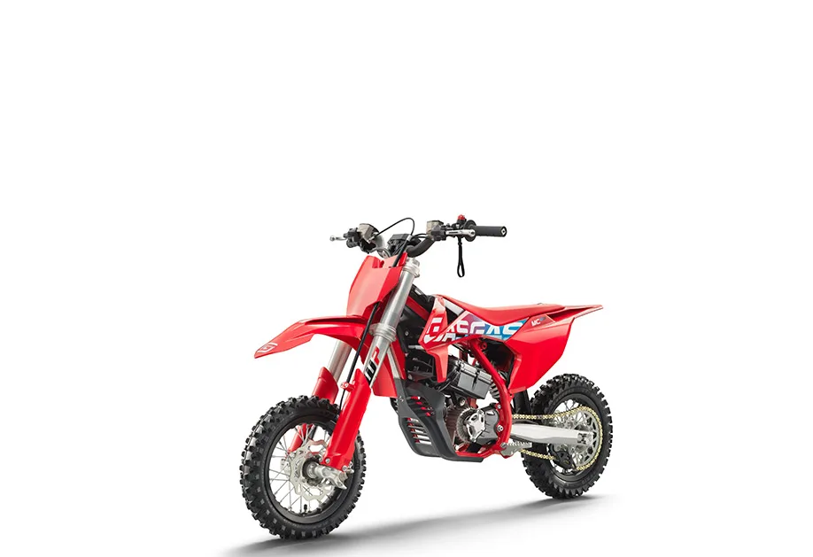 Rotes GASGAS MC-E 3 Elektromotorrad für Kinder, seitliche Ansicht, freigestellt vor weißem Hintergrund.