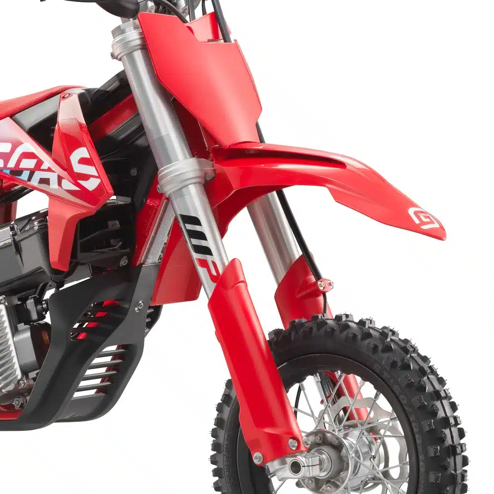 Vordergabel und Frontpartie der GASGAS MC-E 3 2024 in Rot mit Offroad-Bereifung
