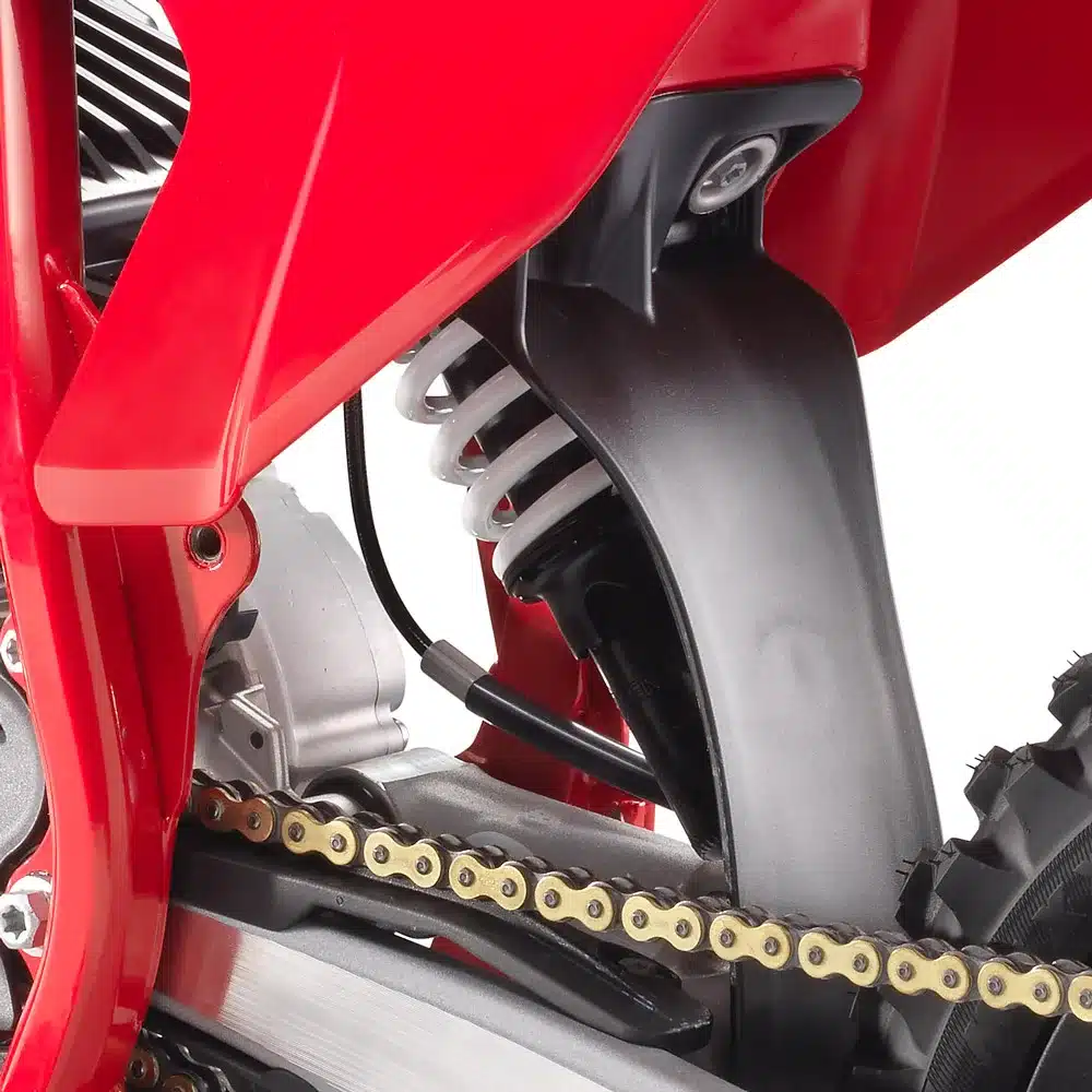Detailaufnahme des Hinterradantriebs, Federbein und Kette der GASGAS MC-E 3 2024