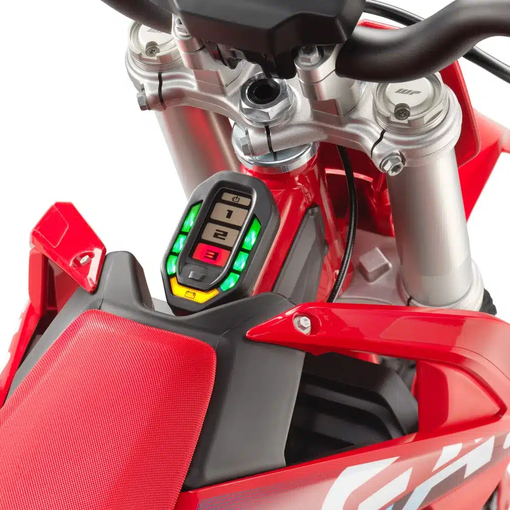Detailansicht der Fahrmodus-Anzeige und Bedienelemente im Cockpit der GASGAS MC-E 3 2024.
