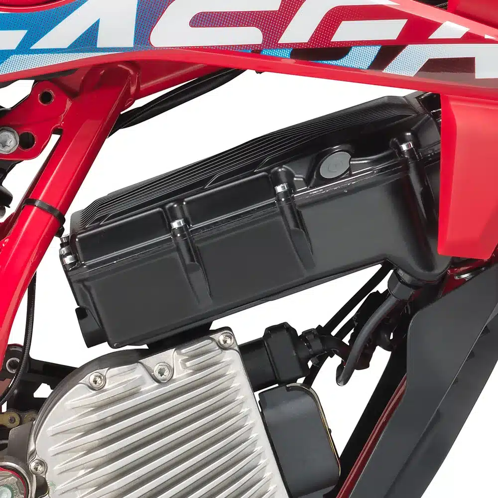 Nahaufnahme des Akkus und Elektromotors der GASGAS MC-E 3 2024