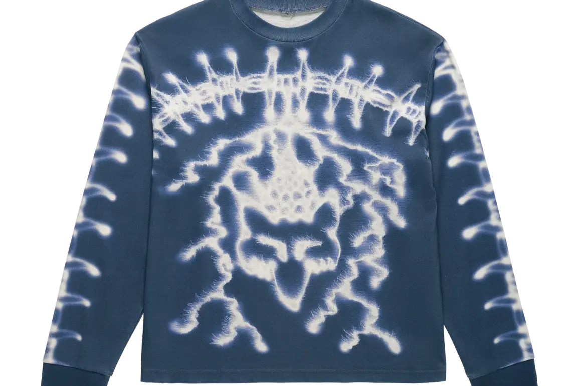Blaues Fox Lab Airbrushed LS Top mit auffälligem Airbrush-Design auf Brust und Ärmeln.