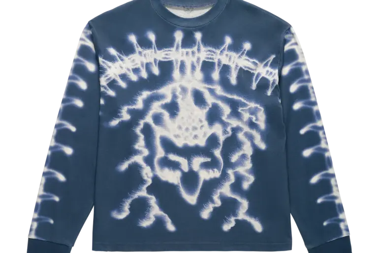 Blaues Fox Lab Airbrushed LS Top mit auffälligem Airbrush-Design auf Brust und Ärmeln.