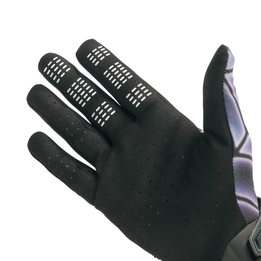Nahaufnahme der Innenseite eines Fox Lab Flexair Handschuhs mit perforierter Handfläche und Silikonprints auf den Fingerspitzen