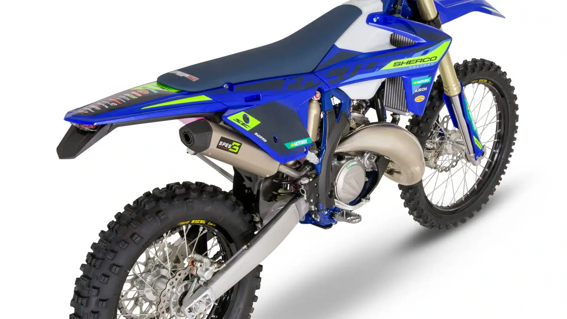 Sherco 125 SE FACTORY 2027 Enduro-Motorrad in blauer Lackierung von schräg hinten fotografiert.