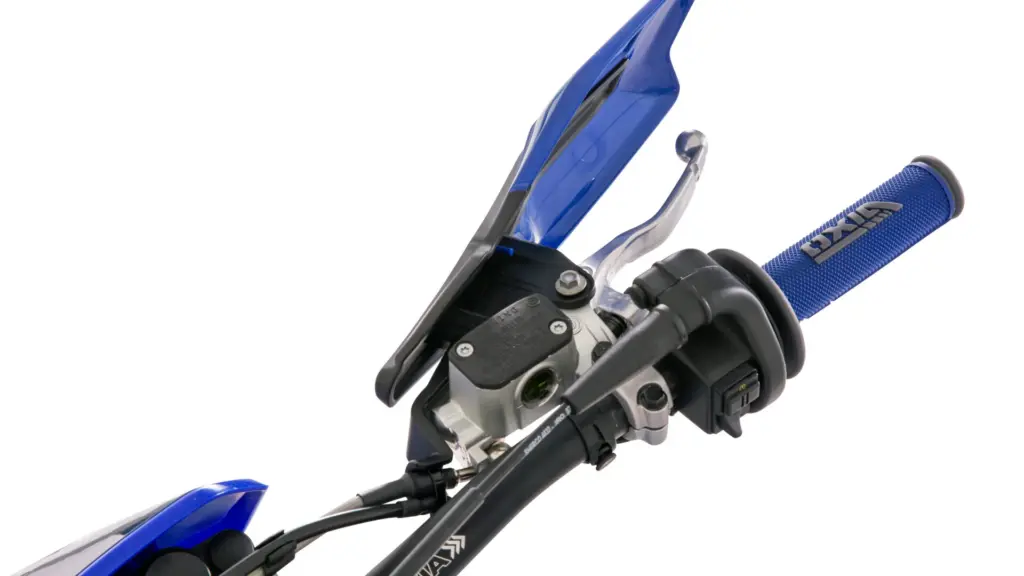 Lenkergriff, Gasdrehgriff und Handprotektor der Sherco 125 SE FACTORY 2027 aus der Nähe