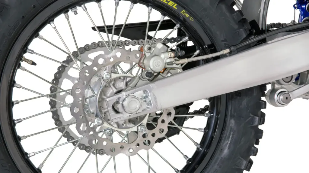 Nahaufnahme der hinteren Brembo-Bremse, Excel-Felge und Michelin-Enduroreifen an der 125 SE FACTORY 2027