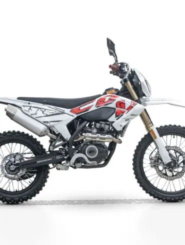 Seitenansicht der COV 125 X, einem 125er-Enduro-Motorrad mit hochgelegtem Auspuff und Stollenreifen.