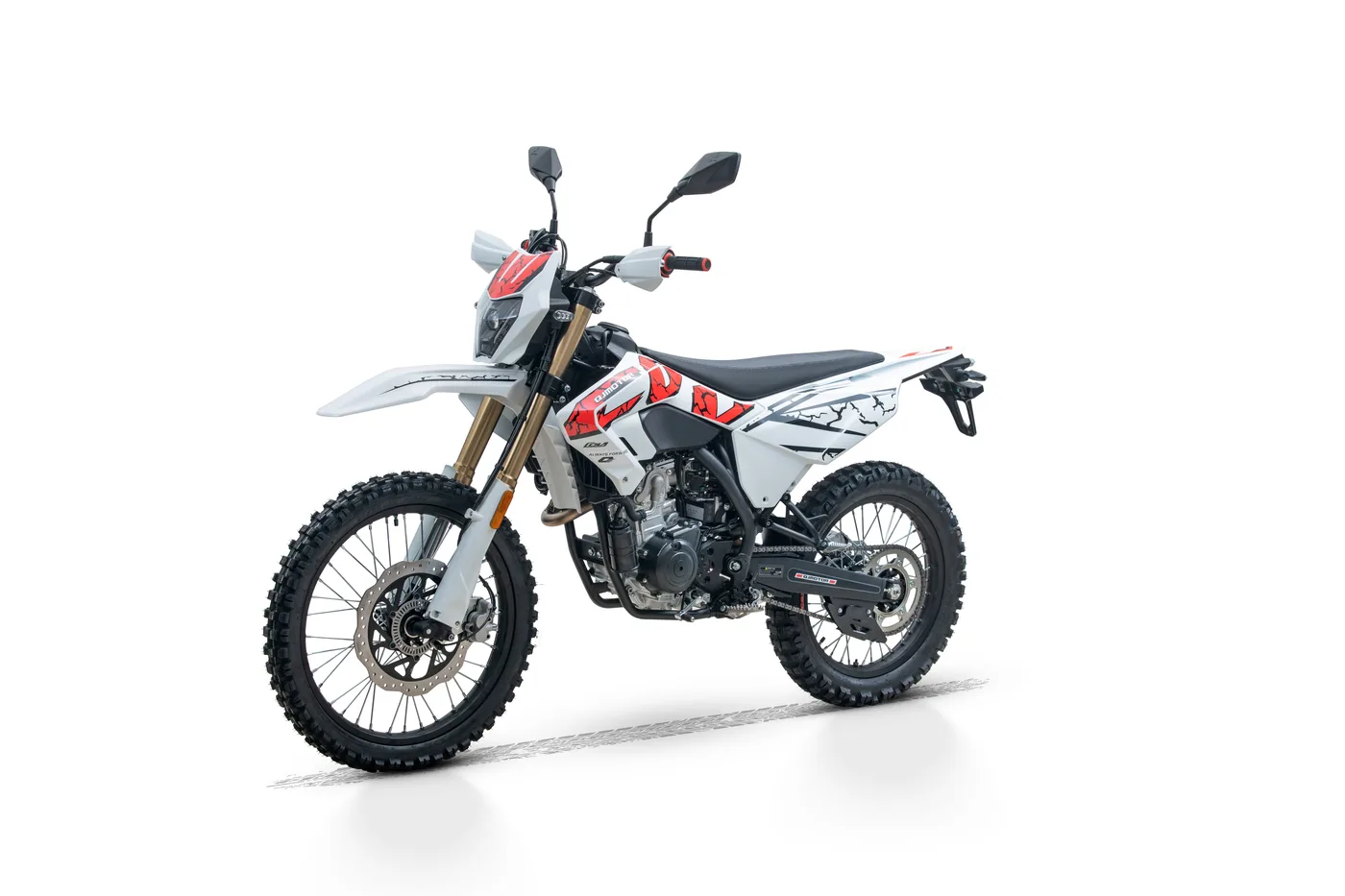 Weiße COV 125 X Enduro mit hochgelegtem Auspuff und grobstolligen Reifen im Studio.