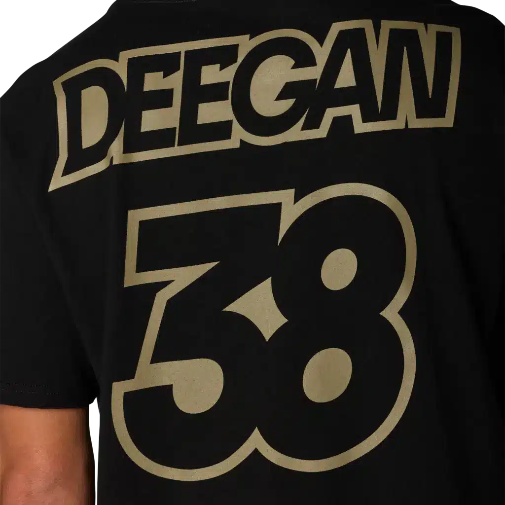 Rückansicht eines schwarzen T‑Shirts mit großem DEEGAN-Schriftzug und der Nummer 38 als Druck.