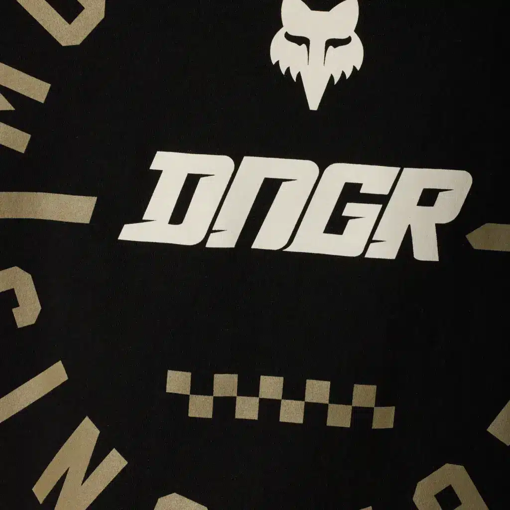 Schwarzes DNGR 195 T-Shirt mit großem Siebdruck, Logo und grafischen Elementen.