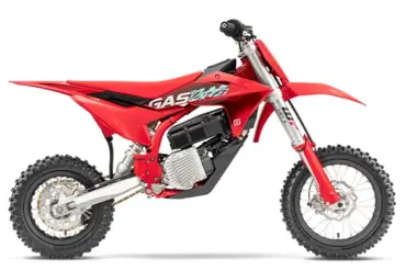 Seitenansicht der GASGAS MC-E 5 2025, ein rotes Elektro-Motocrossbike für Kinder vor weißem Hintergrund.