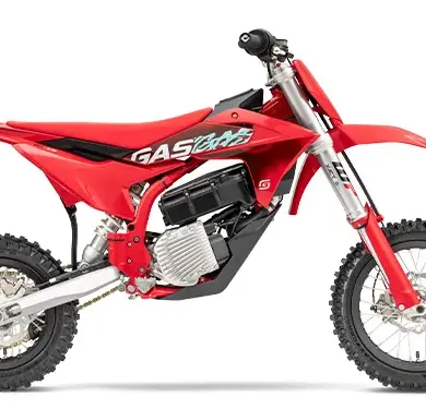 Seitenansicht der GASGAS MC-E 5 2025, ein rotes Elektro-Motocrossbike für Kinder vor weißem Hintergrund.