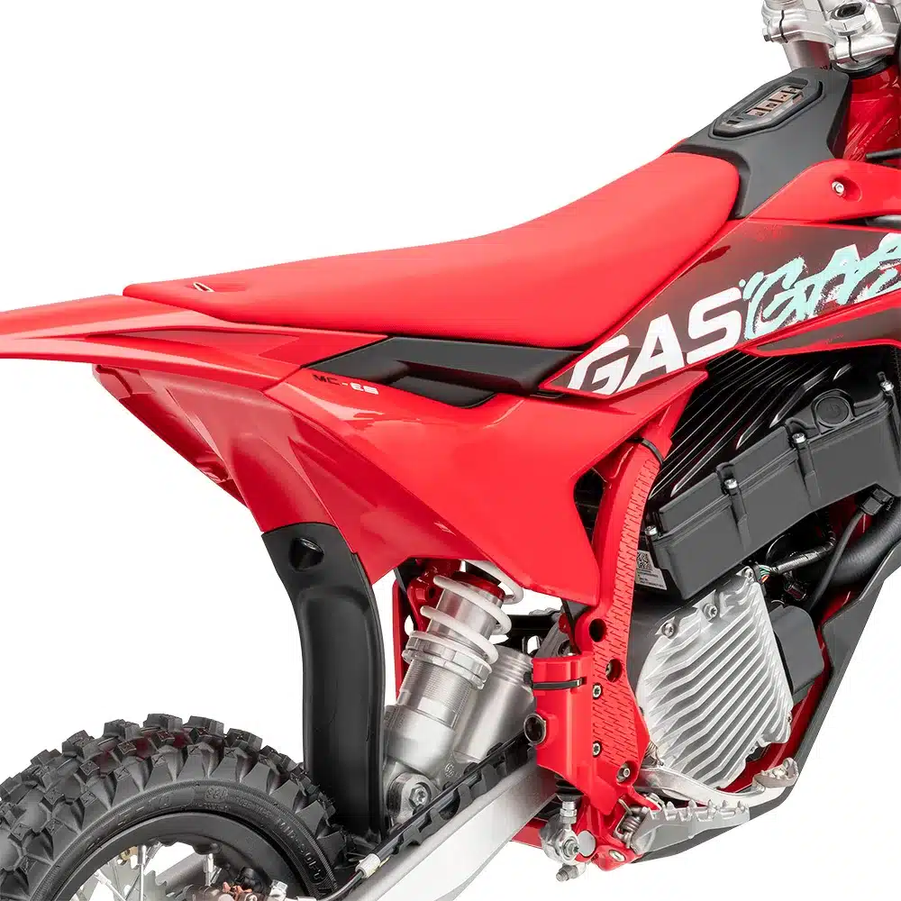 Nahaufnahme des Rahmens, Elektromotors und Federung einer GASGAS MC-E 5 2025 in Rot