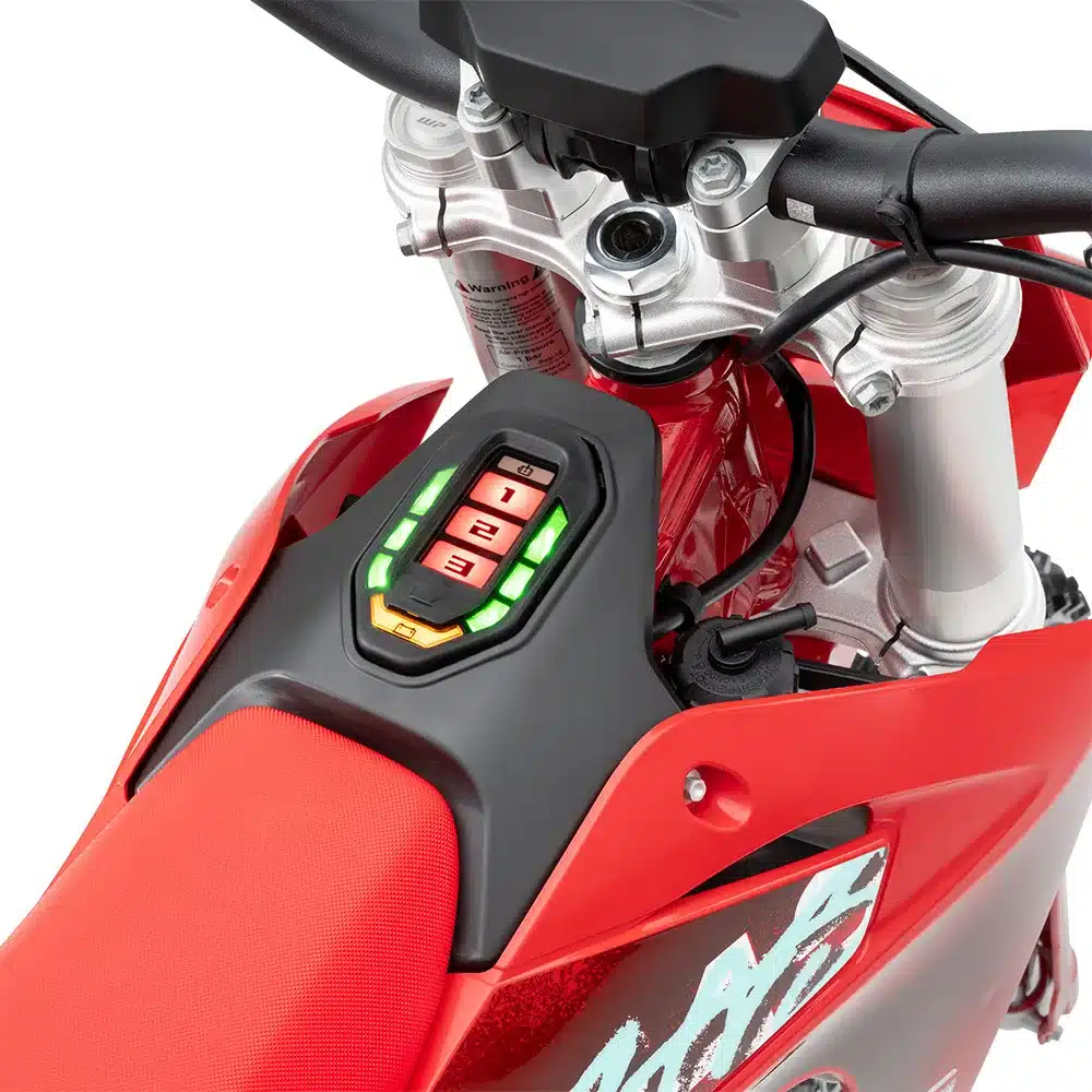 Ansicht des Bedienfelds mit Fahrmodi-Anzeige am Lenker der GASGAS MC-E 5 2025