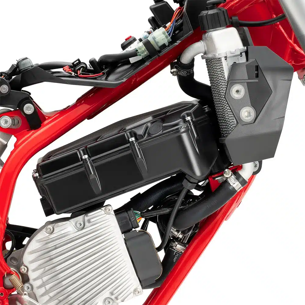 Nahaufnahme des Elektro-Antriebsstrangs mit Akku und Kühlung der GASGAS MC-E 5 2025