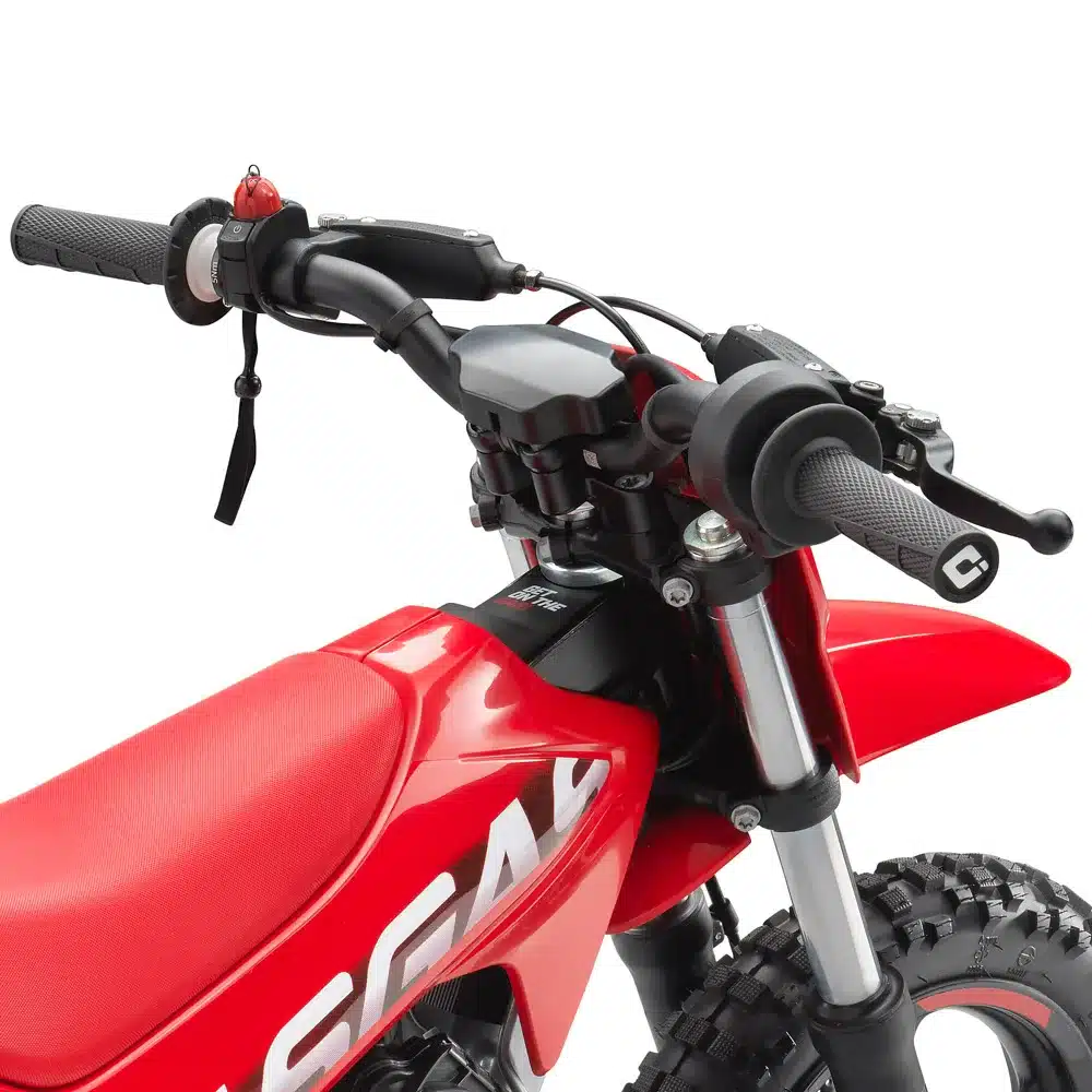 Lenker, Sitzbank und Vorderrad der GasGas MC-E 2 – elektrisches Kinder-Motocross-Bike