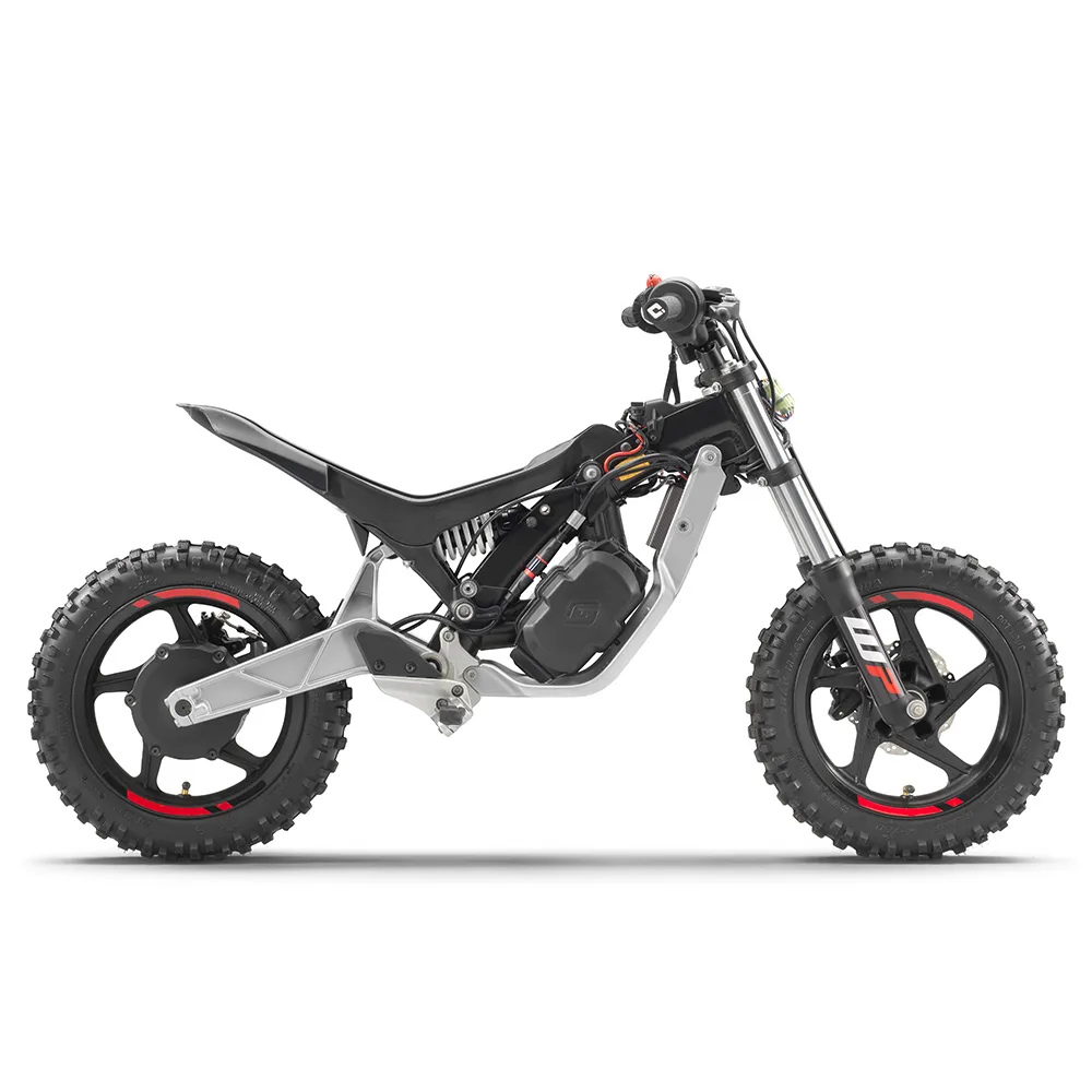 Seitliche Ansicht der GasGas MC-E 2, einem elektrischen Kinder-Motocross-Motorrad ohne Plastikteile