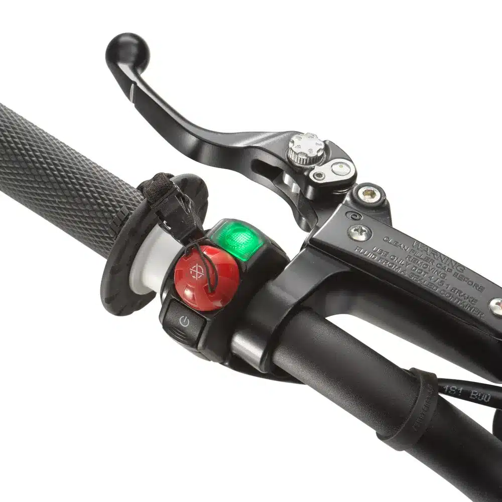 Nahaufnahme der Lenkerarmatur mit Bremshebel, Kill-Switch und LED-Anzeige an der GasGas MC-E 2