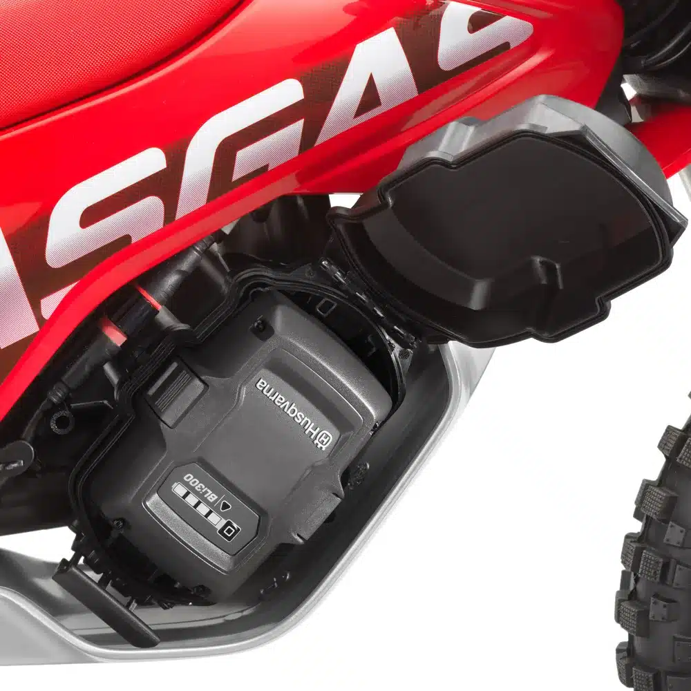 Offener Akkuschacht mit entnommenem Husqvarna BLi300 Akku in der GasGas MC-E 2