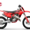 GASGAS MC 125 2027 Motocross-Motorrad in Seitenansicht mit rotem Kunststoffkleid und auffälligem Auspuff.