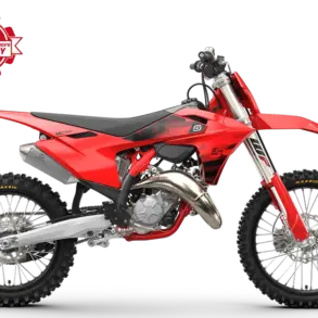 GASGAS MC 125 2027 Motocross-Motorrad in Seitenansicht mit rotem Kunststoffkleid und auffälligem Auspuff.