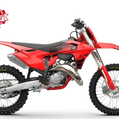 GASGAS MC 125 2027 Motocross-Motorrad in Seitenansicht mit rotem Kunststoffkleid und auffälligem Auspuff.