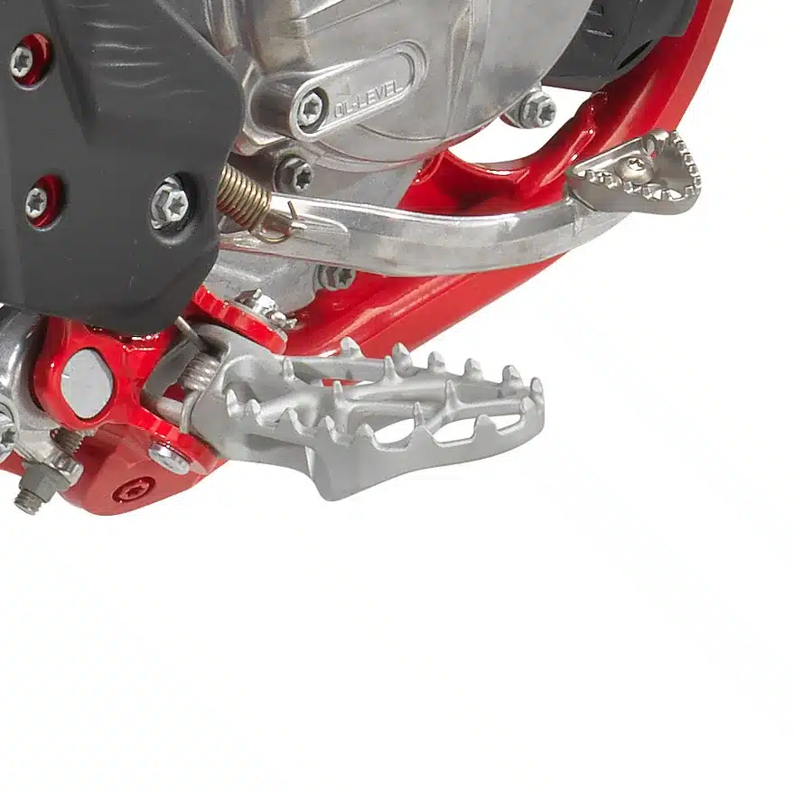 Fußrasten und linker Motorbereich einer GASGAS MC 125 2027 im Detail