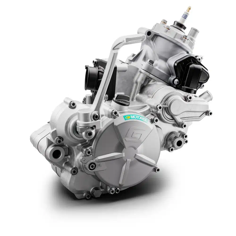 Motor der GASGAS MC 85 19/16 2027 Jugendmotocross im Studio freigestellt.