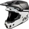 Schwarz-weißer Formula CC Objective Helm von FLY Racing in Seitenansicht mit Belüftungsöffnungen und Visier.