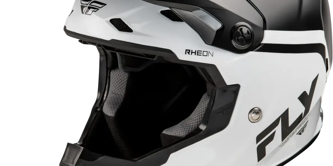 Schwarz-weißer Formula CC Objective Helm von FLY Racing in Seitenansicht mit Belüftungsöffnungen und Visier.