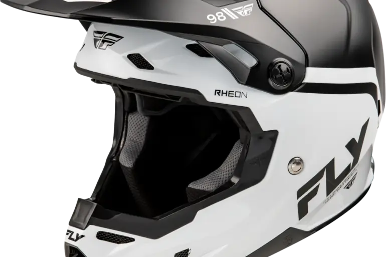 Schwarz-weißer Formula CC Objective Helm von FLY Racing in Seitenansicht mit Belüftungsöffnungen und Visier.