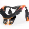 Neck Brace SNX Trophy in Schwarz-Orange für Schneemobilfahrer, entwickelt für Schutz und Komfort bei Kälte