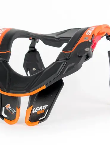Neck Brace SNX Trophy in Schwarz-Orange für Schneemobilfahrer, entwickelt für Schutz und Komfort bei Kälte