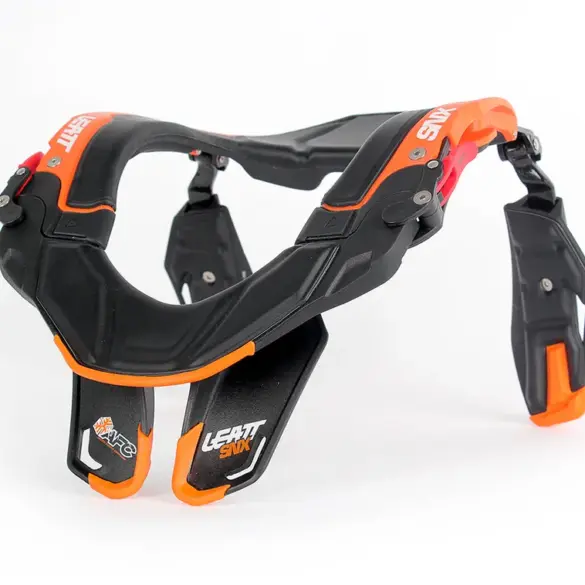Neck Brace SNX Trophy in Schwarz-Orange für Schneemobilfahrer, entwickelt für Schutz und Komfort bei Kälte