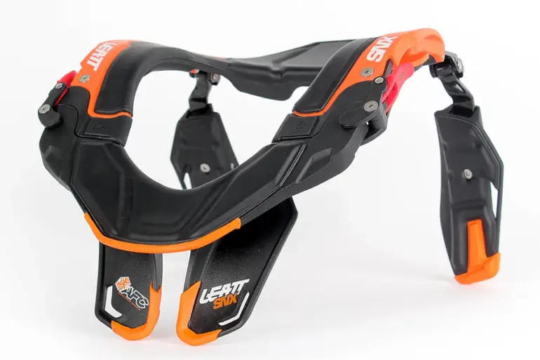 Neck Brace SNX Trophy in Schwarz-Orange für Schneemobilfahrer, entwickelt für Schutz und Komfort bei Kälte