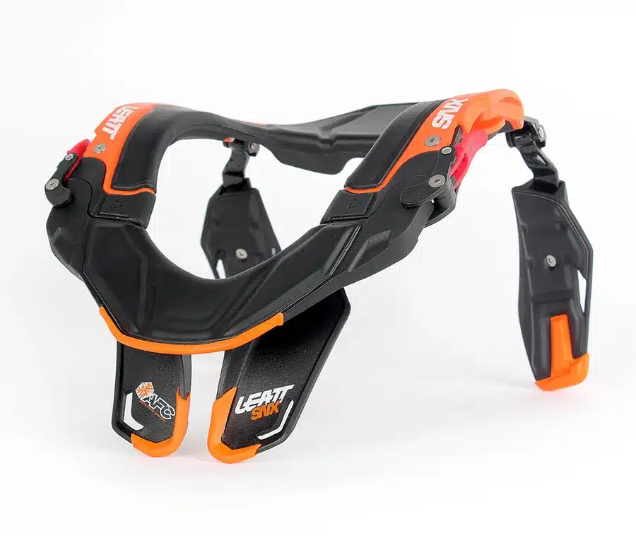 Neck Brace SNX Trophy in Schwarz-Orange für Schneemobilfahrer, entwickelt für Schutz und Komfort bei Kälte