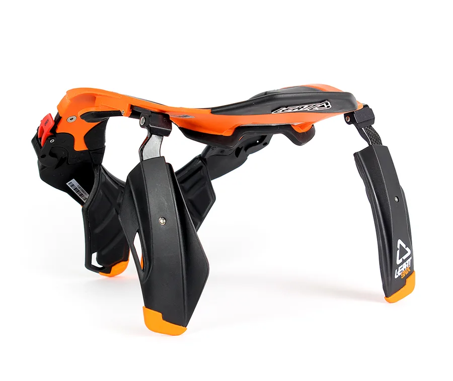 Neck Brace SNX Trophy in Schwarz-Orange auf weißem Hintergrund, geeignet als Schutz für Schneemobilfahrer.