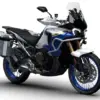 MV Agusta Enduro Veloce 2026, Seitenansicht, weiß-blau, mit Koffern und Zubehör