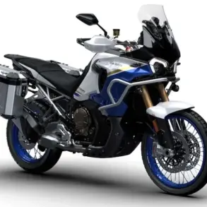 MV Agusta Enduro Veloce 2026, Seitenansicht, weiß-blau, mit Koffern und Zubehör