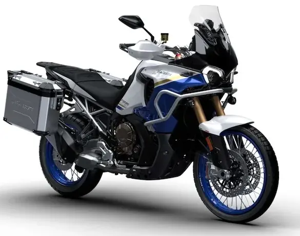 MV Agusta Enduro Veloce 2026, Seitenansicht, weiß-blau, mit Koffern und Zubehör