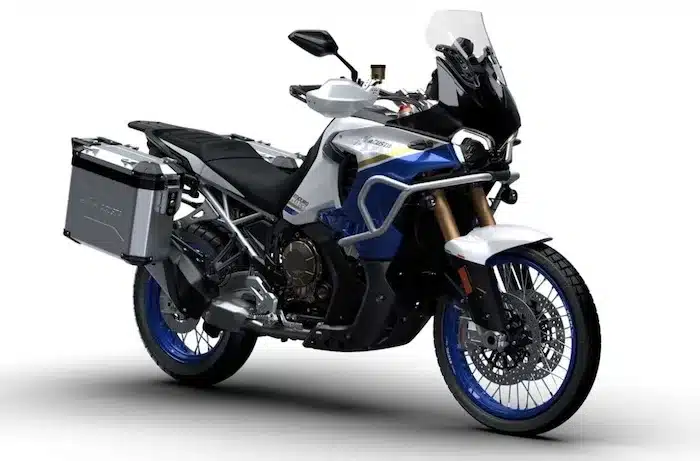MV Agusta Enduro Veloce 2026, Seitenansicht, weiß-blau, mit Koffern und Zubehör