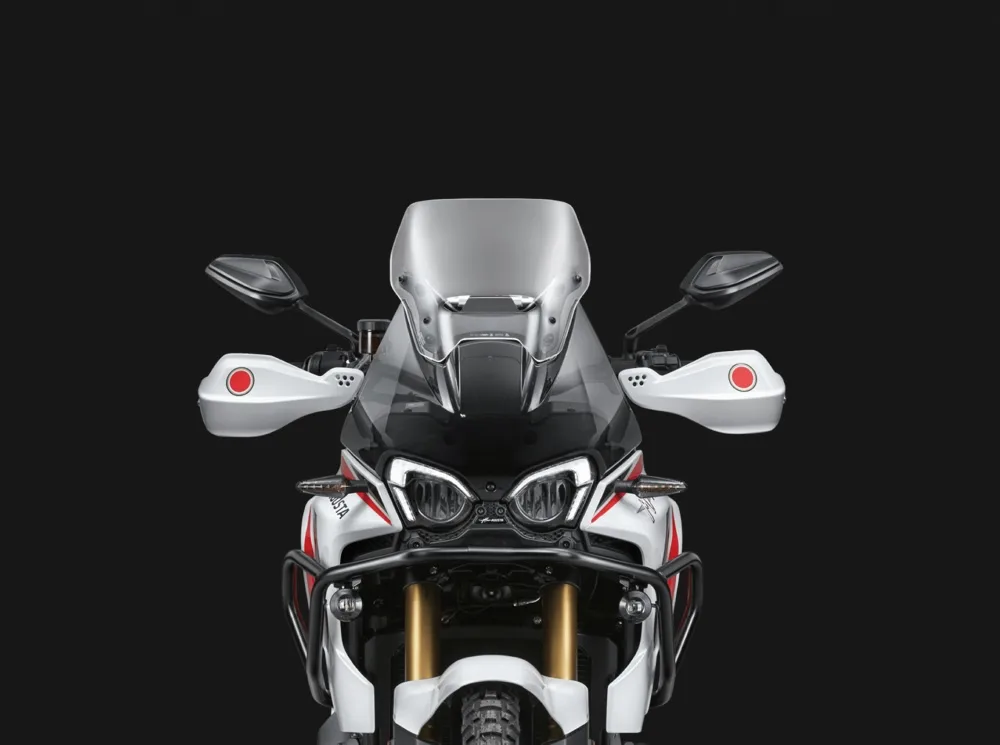 Frontansicht der MV Agusta Enduro Veloce 2026 mit getöntem Windschild, Handprotektoren und Doppelscheinwerfern