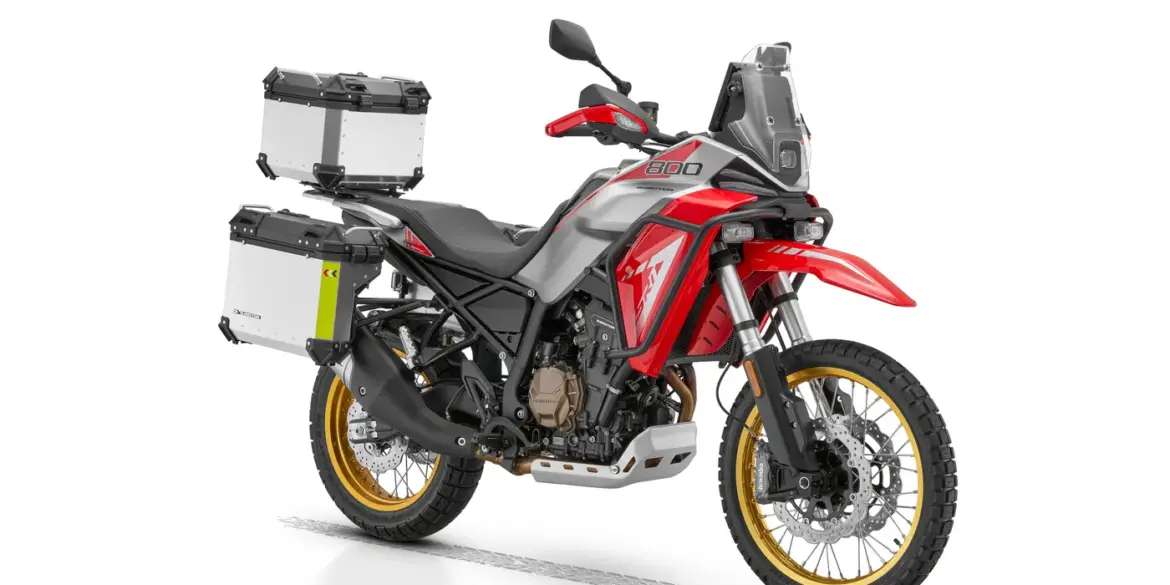 SRT 800 RX Adventure-Bike in Silber und Rot mit Koffern, 21-Zoll-Vorderrad und Offroad-Ausstattung, Seitenansicht.