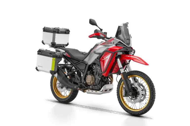SRT 800 RX Adventure-Bike in Silber und Rot mit Koffern, 21-Zoll-Vorderrad und Offroad-Ausstattung, Seitenansicht.