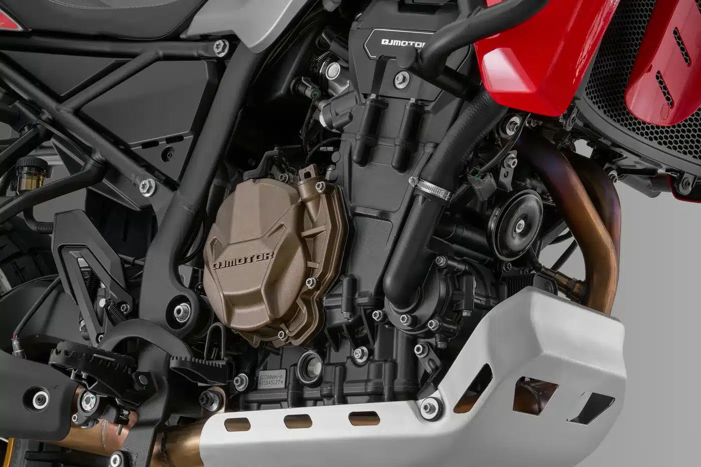Nahaufnahme des Motors einer SRT 800 RX Adventure-Enduro mit Schutz und Rahmenausschnitten