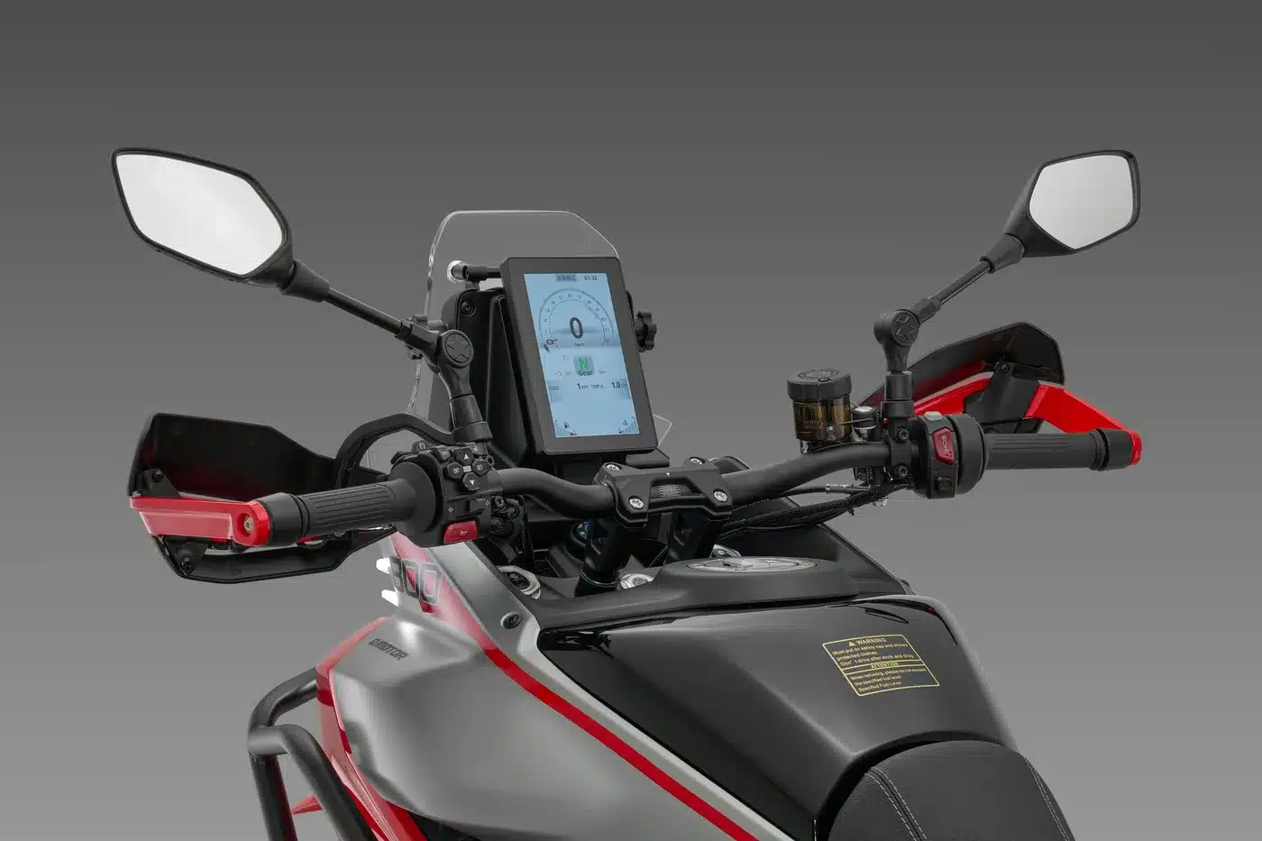 Nahaufnahme des Lenkers und TFT-Displays einer SRT 800 RX Adventure-Bike