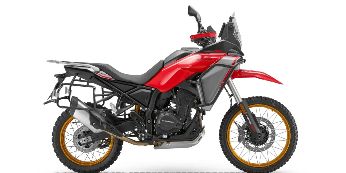 Seitenansicht der QJ Motor SRT 450 RX in Schwarz/Rot mit 21-Zoll-Vorderrad und hoher Verkleidungsscheibe.
