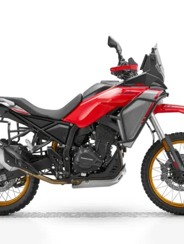 Seitenansicht der QJ Motor SRT 450 RX in Schwarz/Rot mit 21-Zoll-Vorderrad und hoher Verkleidungsscheibe.